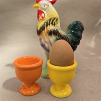 aeggebaegre-paa-fod-ensfarvede-gult-orange-porcelaen-retro